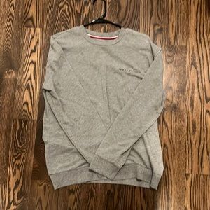 Long sleeve gray Tommy Hilfiger T-shirt.